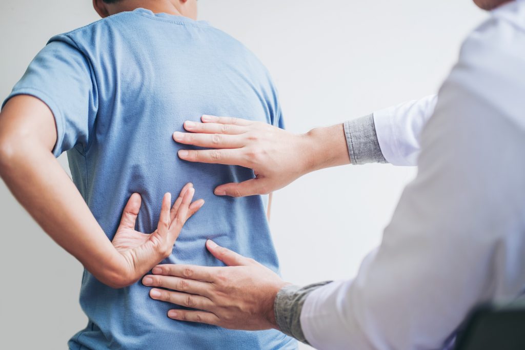 Doctor examining an auto injury patient who uses auto accident case management.